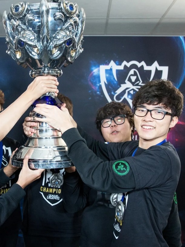 赛事官方分享Faker历年S赛决赛阶段照片：GOAT